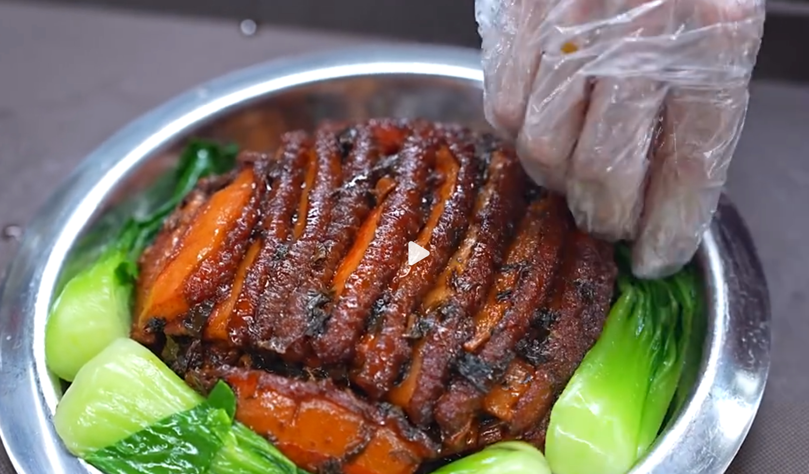 70岁阿嬷做客家菜做的是情义 好想吃这个盐焗鸡和梅菜扣肉。饿了~~ 话题里这个老
