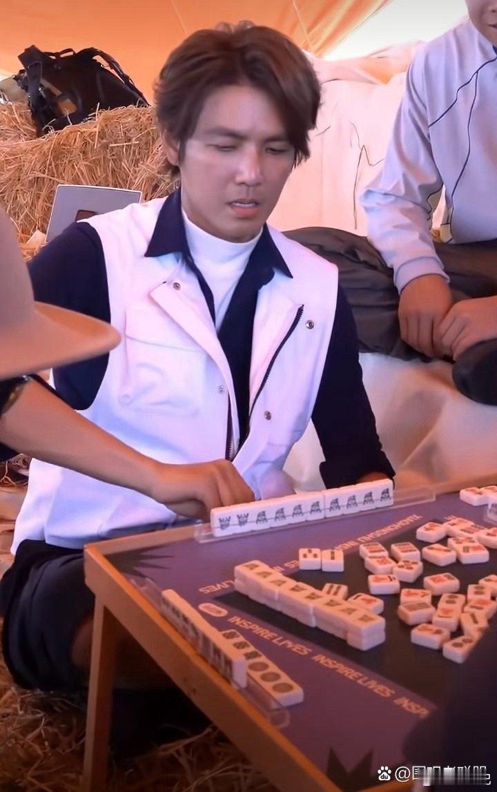 第一次看见钟汉良玩麻酱，还是在草垛子旁边玩。 ​​​