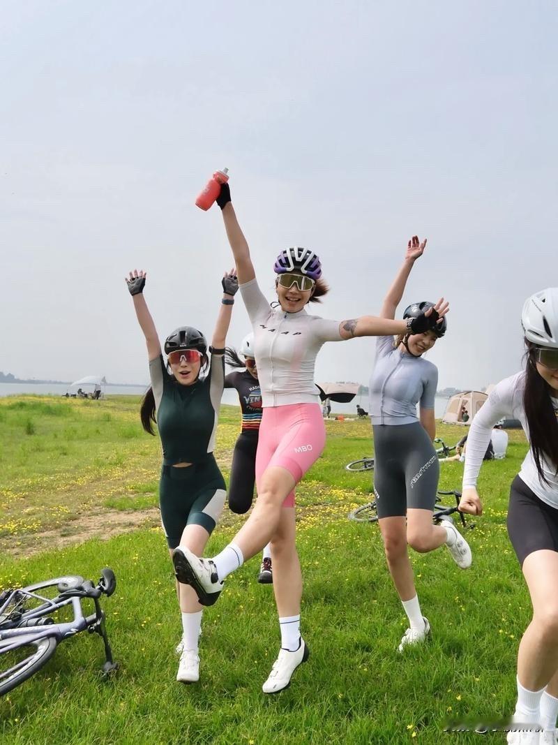 骑行圈到底有多乱？
刚刷到个视频，是有个骑行男博主爆料的。
他说他骑行的时候，遇