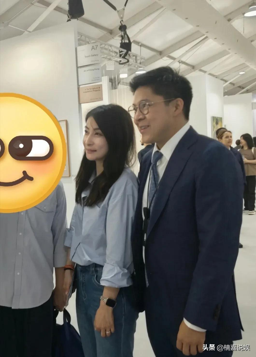 郭晶晶、霍启刚夫妻俩现身看艺术展，夫妻俩穿的好亲民。
郭晶晶长发披肩，穿着蓝色衬