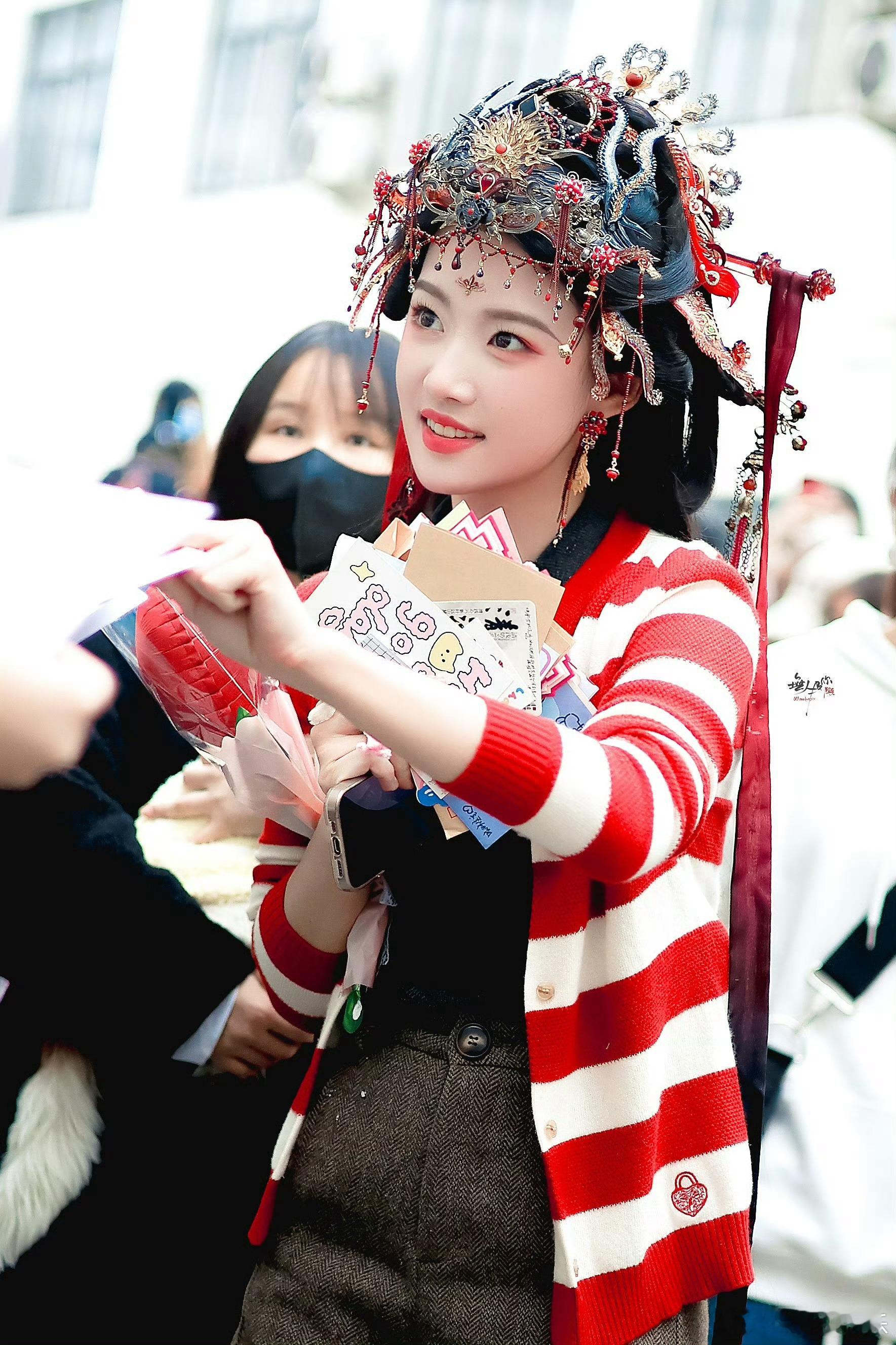 卢昱晓古装造型很精致呀 