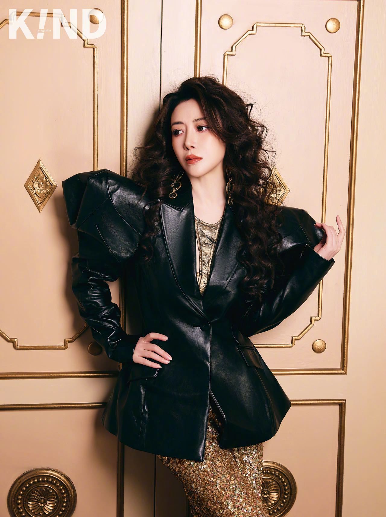 陈紫函红玫瑰与白玫瑰陈紫函四套造型封神现场，每套都有不一样的惊艳！满钻珍珠+大泡