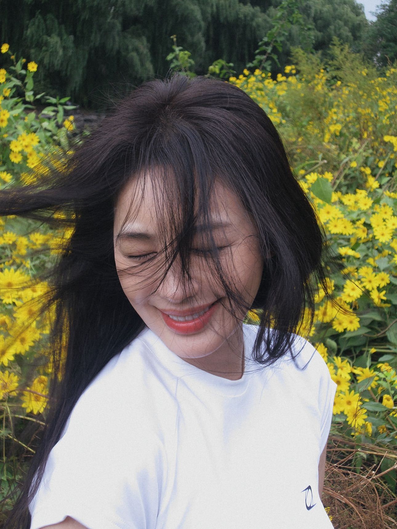 李菲儿溢出屏幕的鲜活感在她身上看到生命最本真的模样：奔跑时发梢飞扬的活力，静坐时