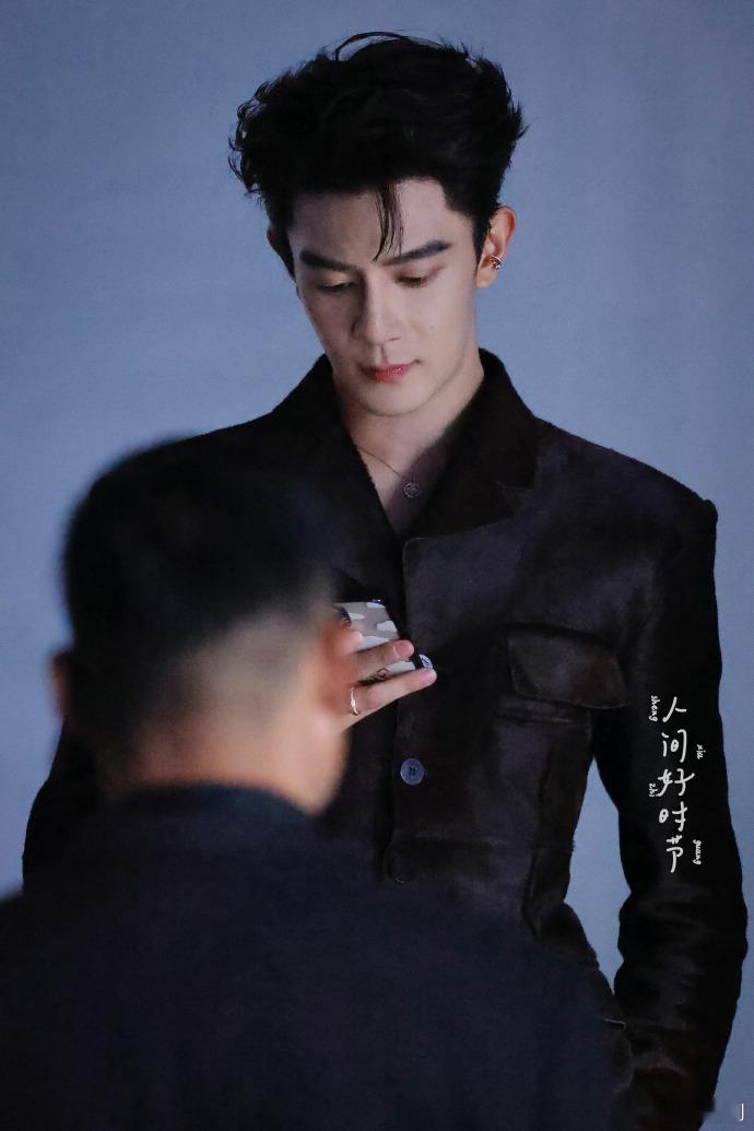 #费加罗内场的夏之光#穿西装一看就是精英男，到了大衣反而有种温文尔雅的儒雅感！夏