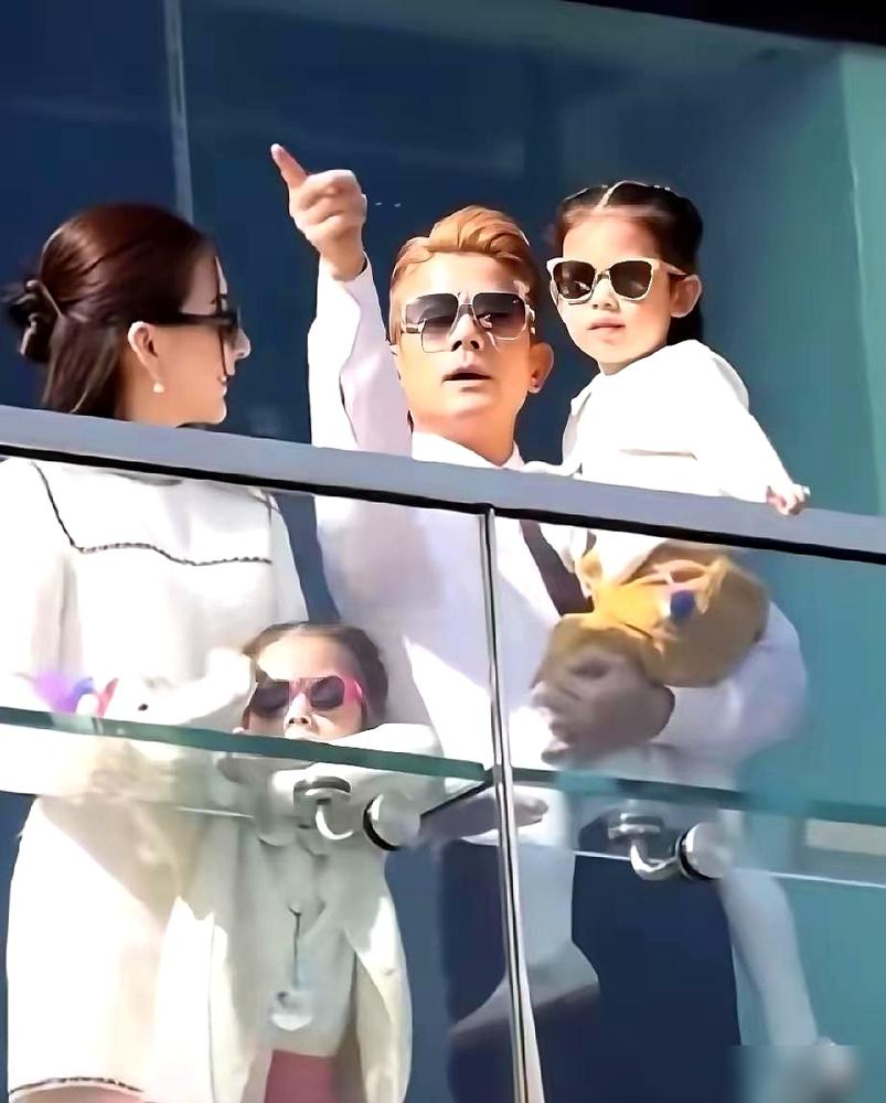 60岁郭富城，带全家出游竟只给妻子方媛买了一张票？
 
舞台上唱跳三十年，炸裂全