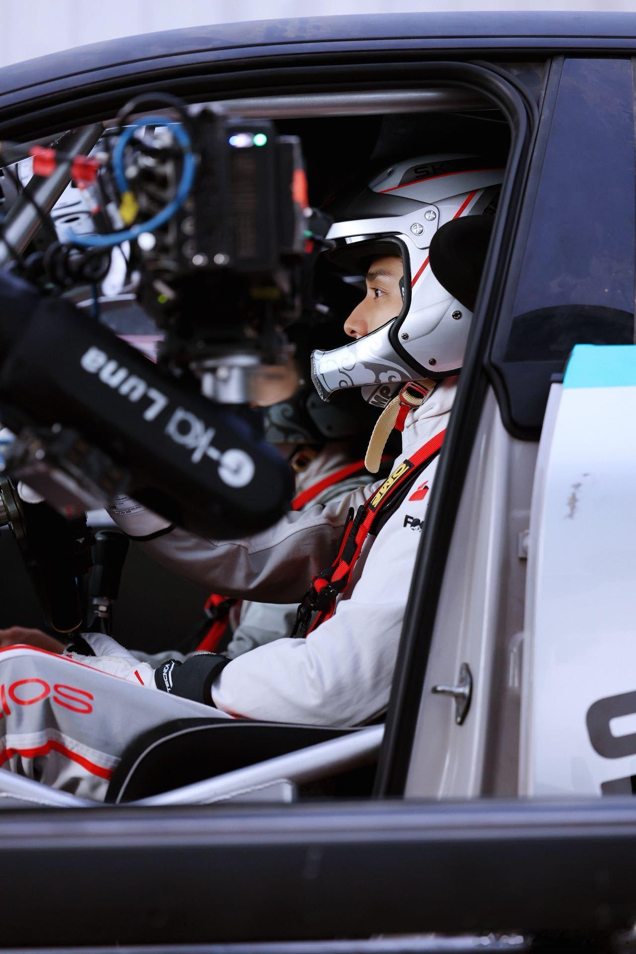 张新成我将暂告短国专注于你 看完飞驰人生3里的李伦直接被惊艳到🌟 又是不一样的