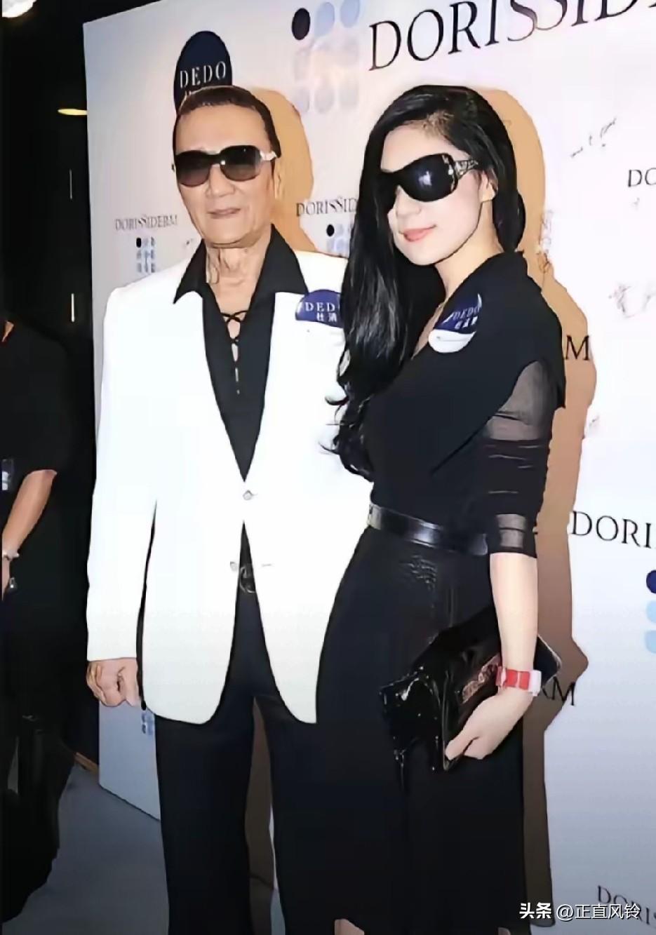 在2008年，一次公开高端宴会上，向太自己舞女出身，看不上以年轻姿色换取财富的C