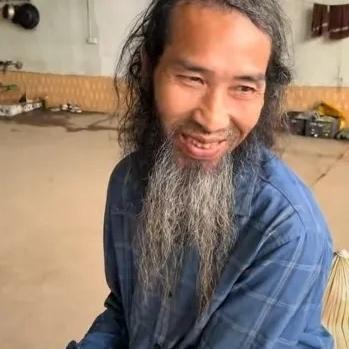 小松从中国云南河口回到了越南省城安沛。六叔在这里已经开始干活儿了，活儿干的非常好