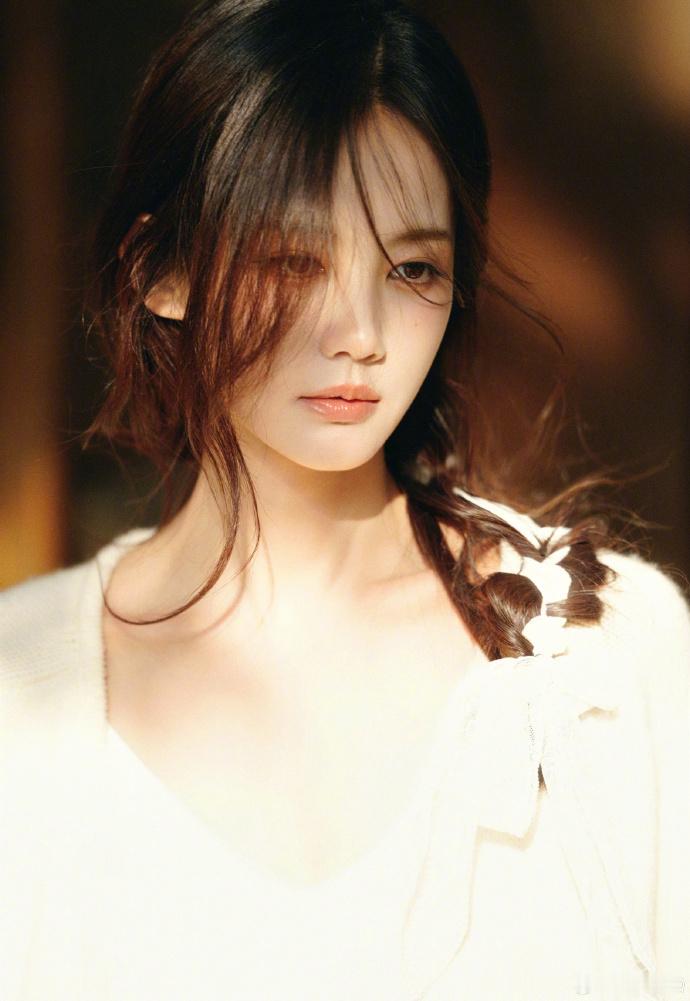 李一桐秋日暖阳写真来啦！阳光落在李一桐发丝上好唯美呀，这个  完全是神女来的呀~