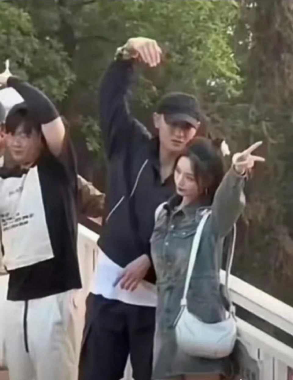 #黄子韬抓住徐艺洋的手#真的，还不如给粉丝一个痛快 ​​​