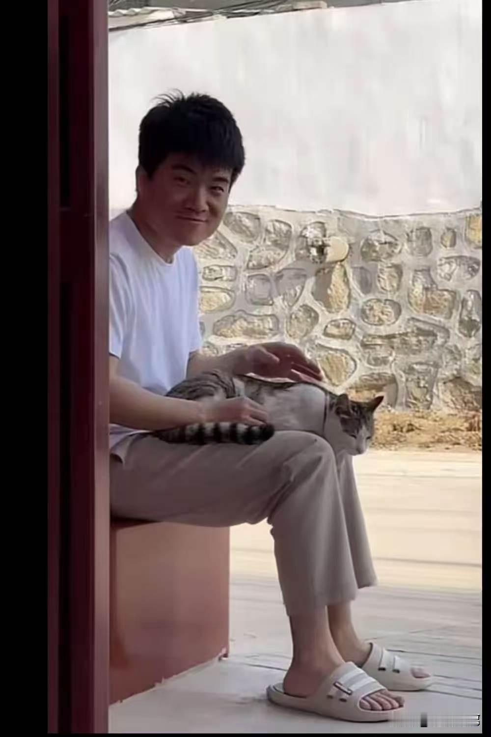 穷时怕被瞧不起，
富了怕被惦记，
董宇辉也成不了那个例外！

有个现象好像特别普