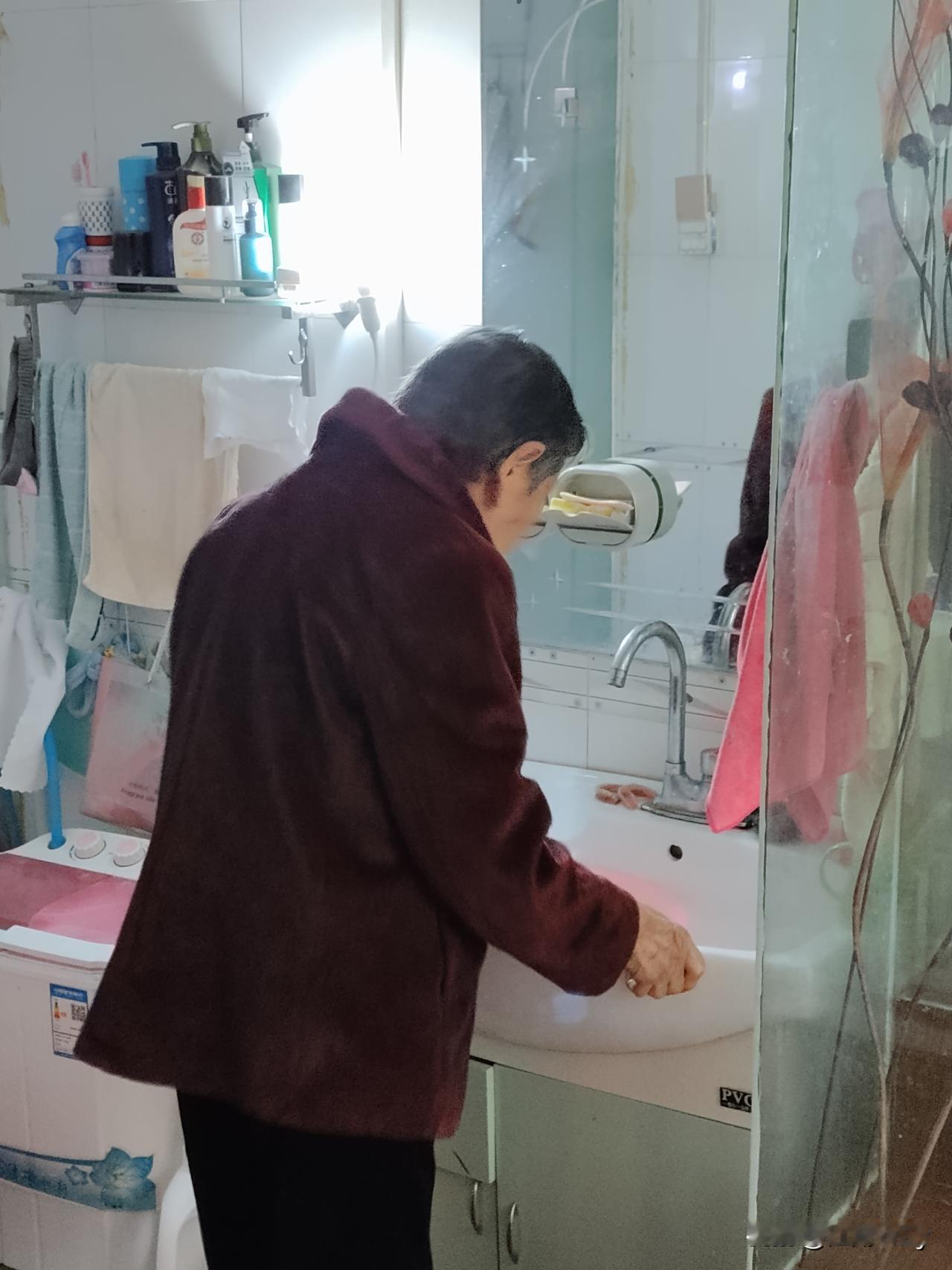 老母亲今年91岁了，一头黑发，早上起床，先打扮一下自己，平时生活能够自理，能吃能