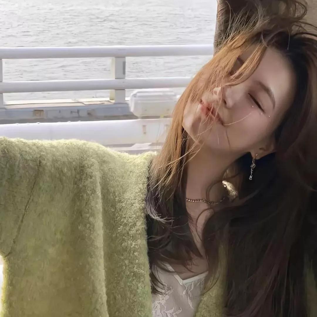 阳光洒在发梢，海风吹过脸颊，享受这片刻的宁静与美好。明媚阳光感 温柔小憩 早晨治