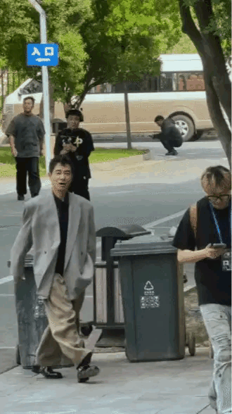 这衣服穿在明星身上难道就是时尚？要是普通人这么穿估计要被人笑死！这什么个穿搭？是