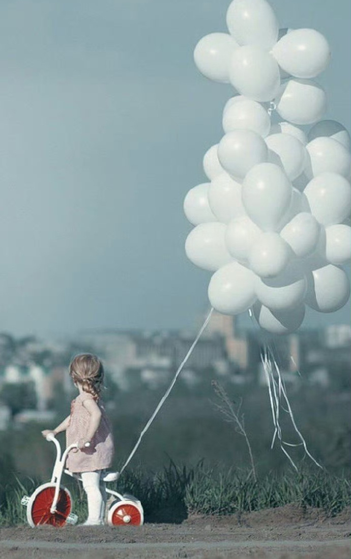 怎么教育孩子，父母的态度决定孩子的未来： 1、第一：不许哭，改成——哭完了和我说