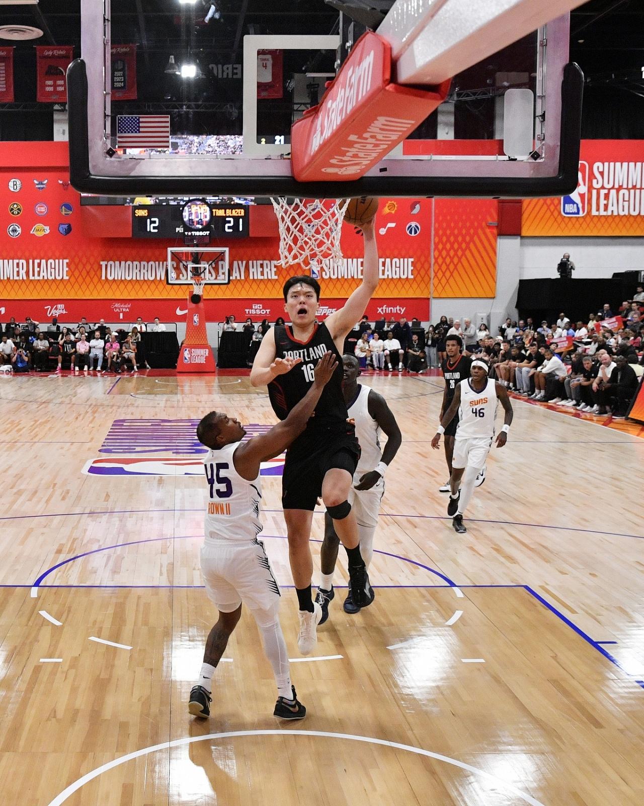 小杨:苦战赛前会喝咖啡，在NBA不喝，现在喝了会手抖！