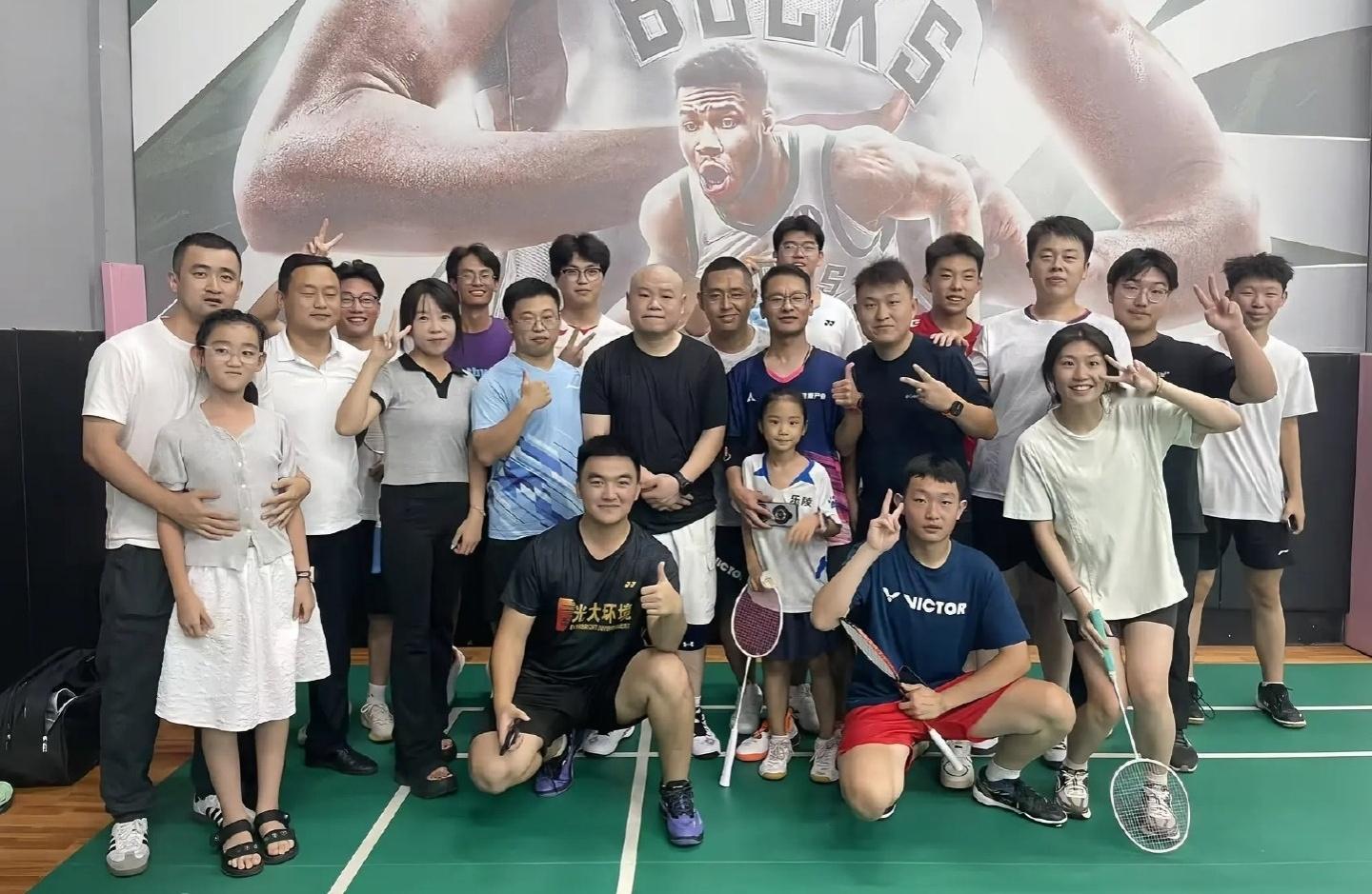 8月21日，有网友在球馆偶遇岳云鹏和王九龙打羽毛球，岳云鹏一改往日短发形象，顶着