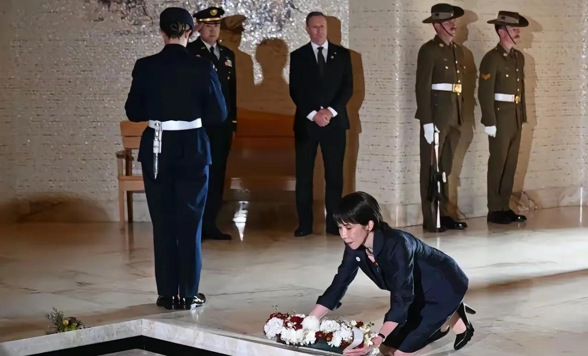 5月4日，日本首相高市早苗在澳大利亚堪培拉的战争纪念馆，向无名战士墓“跪式”献花