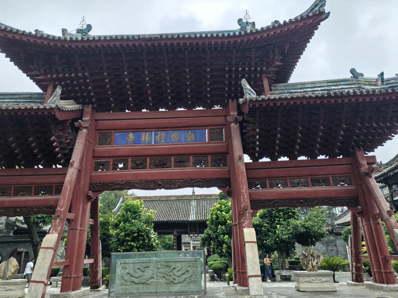 在西安鼓楼西北化觉巷有座西安清真大寺。据寺内现存碑文记载，该寺创建于唐玄宗天宝元