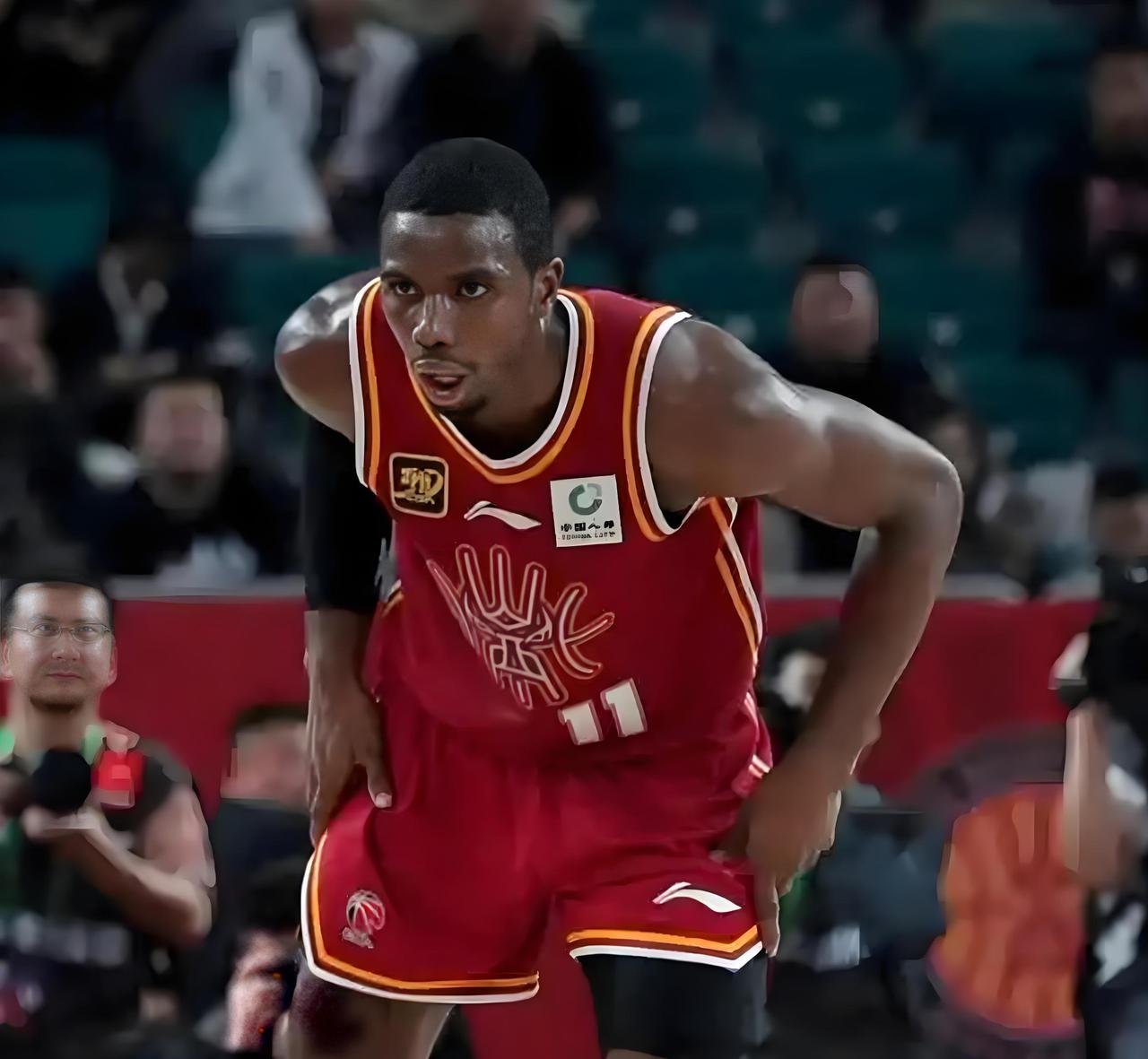 迪亚洛禁赛罚款！
因为对外籍裁判不满，来自日本的裁判给予迪亚洛技术犯规，个人技术