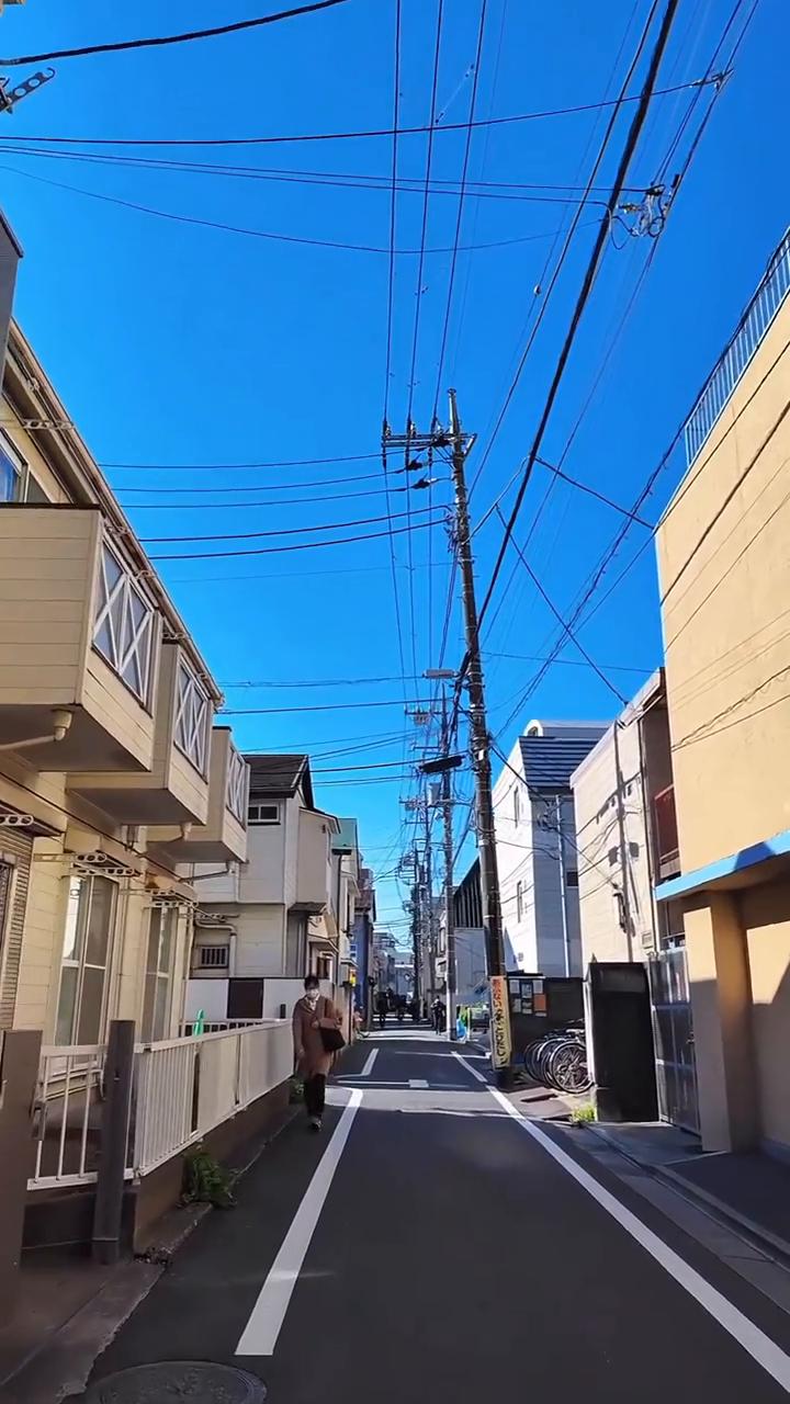 为什么要劝退？
你有没有发现一个奇怪的现象，很多拿到身份的华人一边留在国外，一边