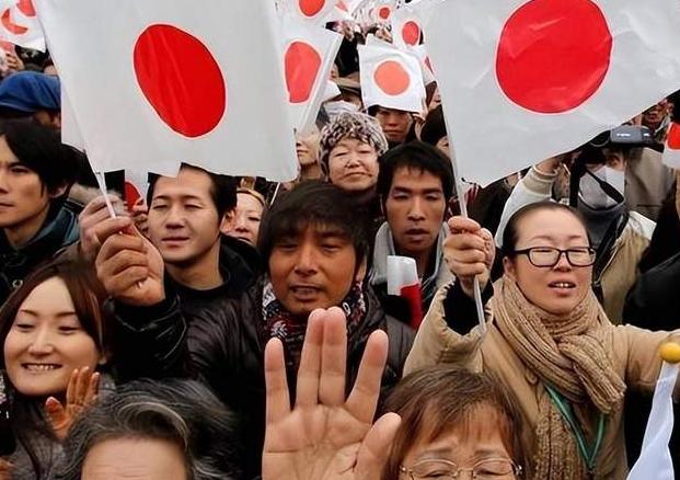 日本最近简直是在“作死边缘疯狂试探”，一边放开杀伤性武器出口，一边给靖国神社送贡