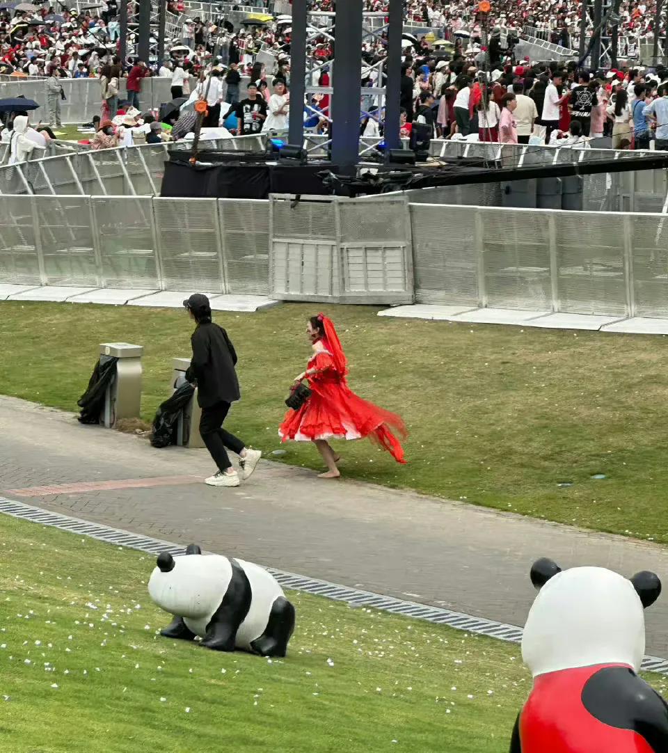 华晨宇演唱会出现了两幕感人场景

第一幕，在演唱会现场，一个女孩穿着红色婚纱，拿