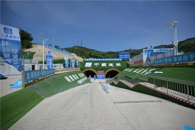 山东烟台上手段了，快速路建设按下快捷键，塔山北路快速路就剩下300来米，就可以建