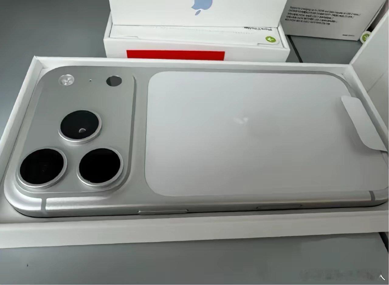 iPhone 17 Pro真机已经到货，银色是真的丑，还好我买的是橙色。​能看出