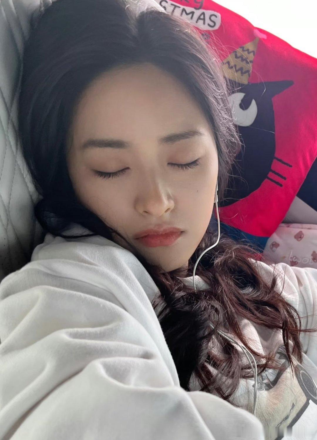 报告！发现睡觉的小月月