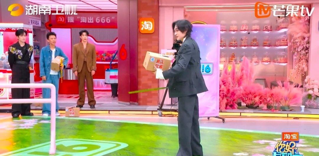 “撩心见面礼”环节变“抱枕认亲现场”，汪铎拆出侯明昊古风小生抱枕，小侯当场懵圈：