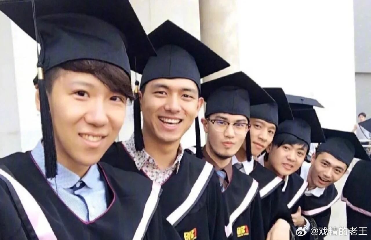 大一时期的李现大学毕业时青涩时期的李现感觉跟现在变化不大 