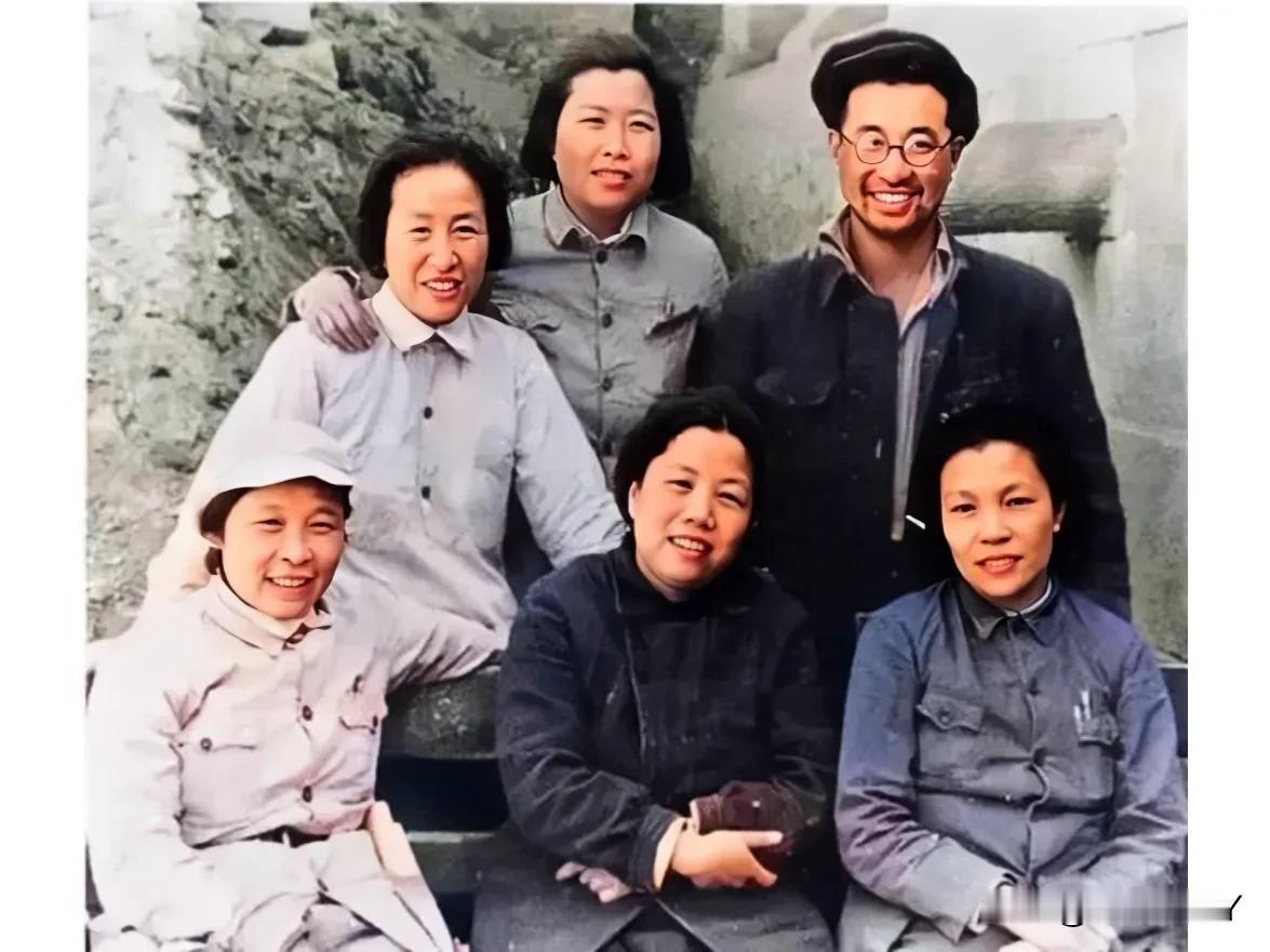 这是陈赓将军与五位女同志在延安的一张合影老照片，拍摄于上世纪40年代初，这可不是