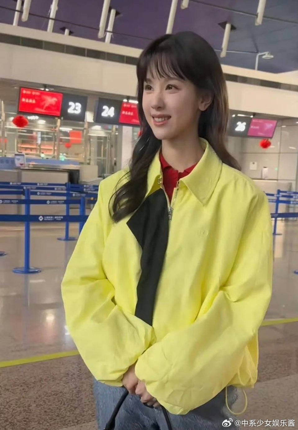 真的没人觉得陈都灵这造型，很大妈感吗 