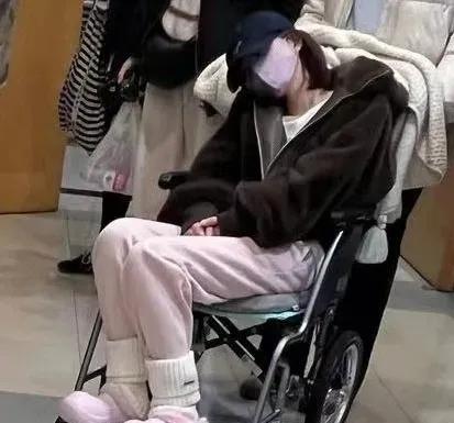 赵露思病倒，用健康换来的名利到底值不值得？赵露思突患重病 
 
近日，赵露思生病