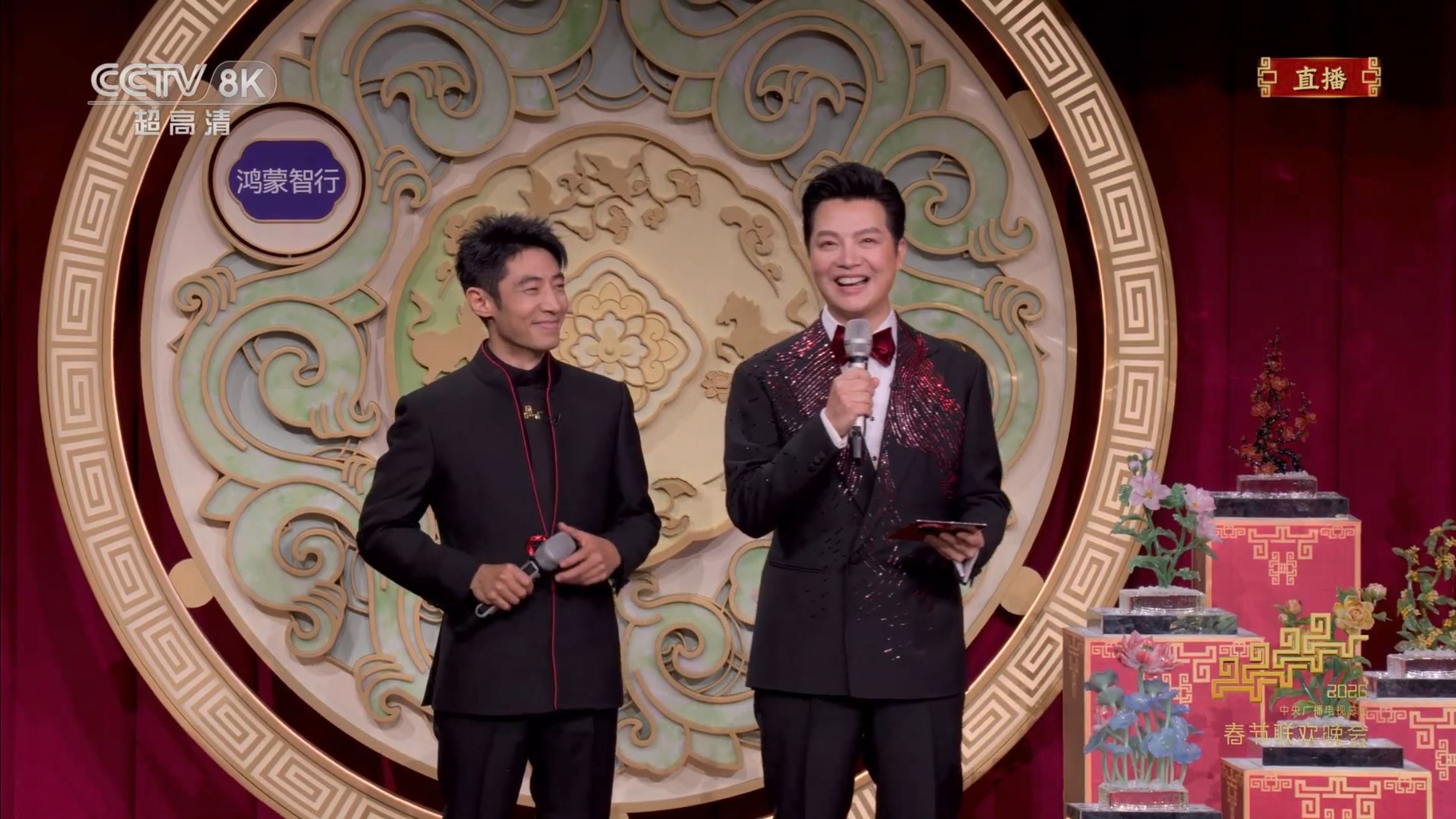 马年用X7接福好运机任鲁豫控场能力太强了春晚的舞台，华为简直赢麻了！这哪里是看节