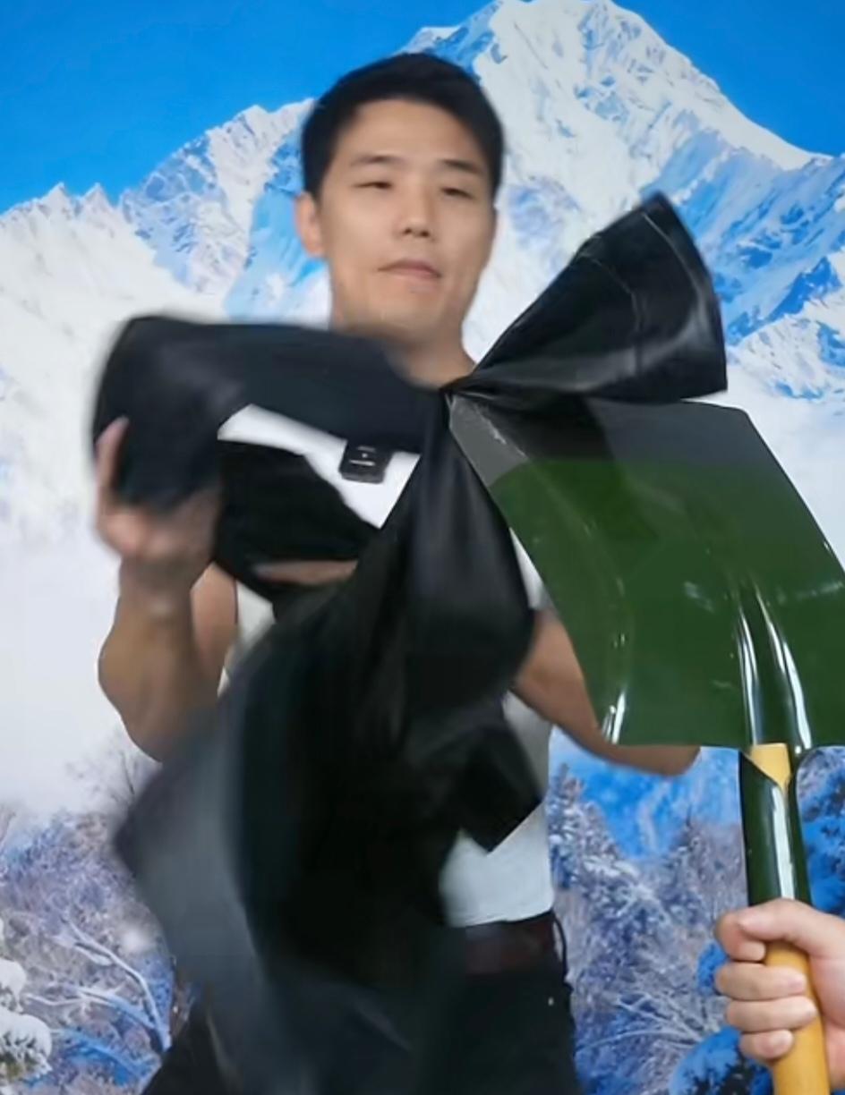 方便直播卖货，废钢丝球废铁锹！
他的展示手段就是用钢丝球刷商品，用商品（衣服跟鞋