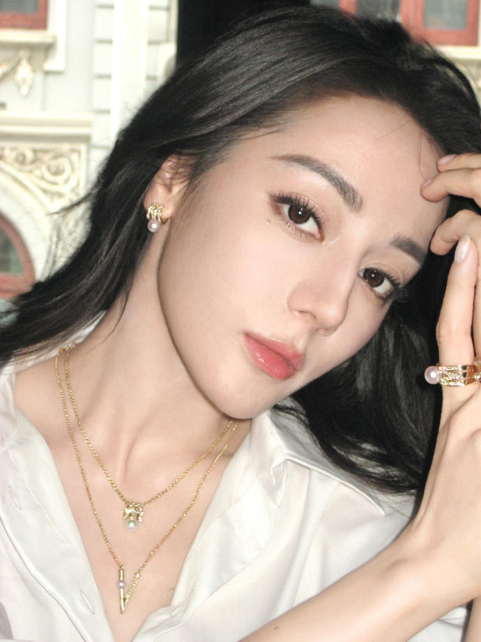迪丽热巴迪丽热巴真正有含金量的大满贯迪丽热巴时尚圈大满贯，包揽VOGUE等五大女