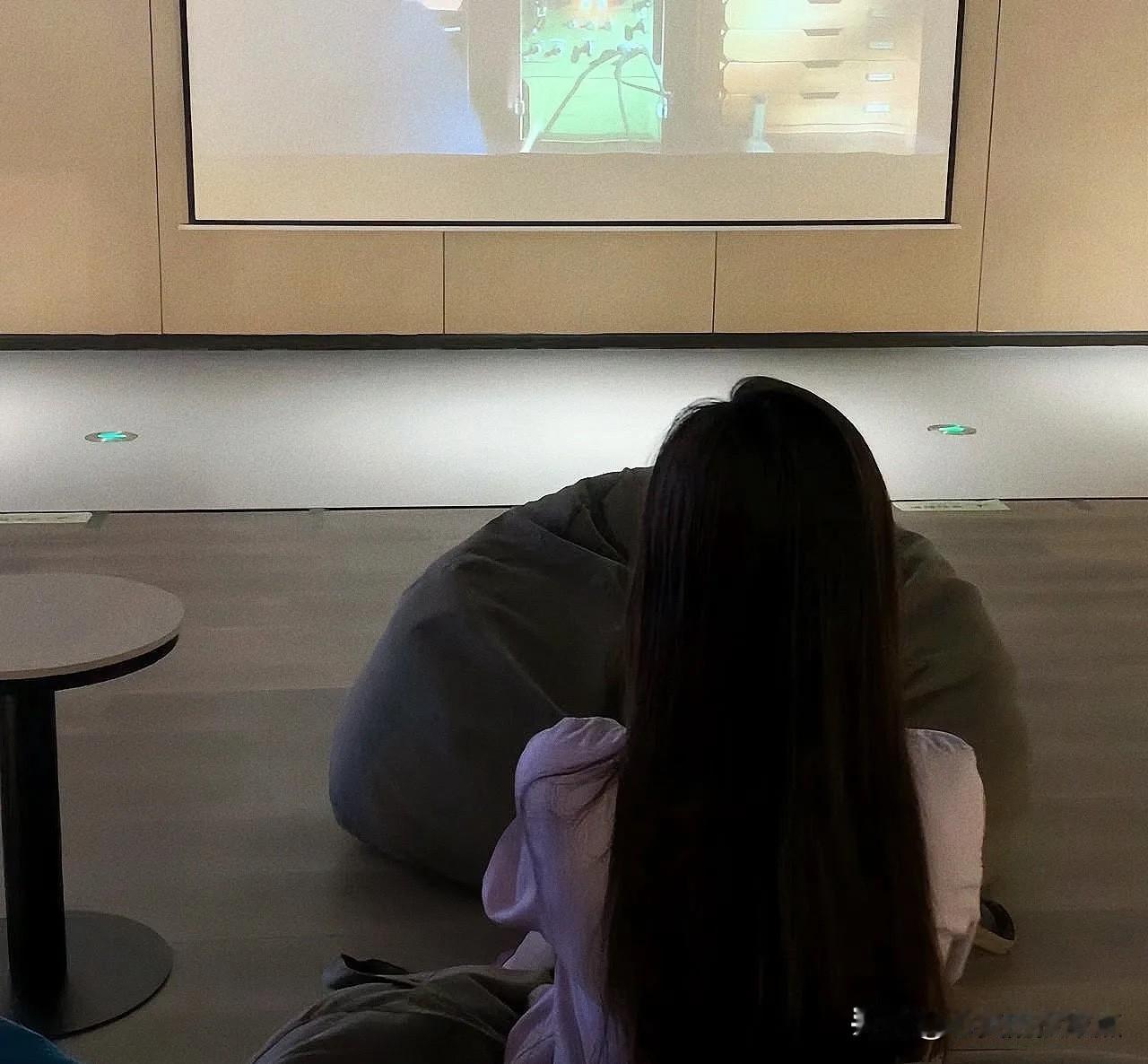 心若伤透了

一切也就无所谓了

你不懂我的伤悲，我也不懂你想要的自由

两个人