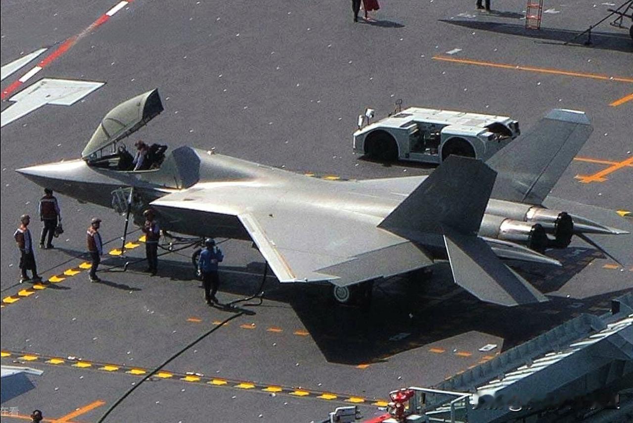 终于看到J-35内置伸缩登机梯了。根据之前的视频，当飞行员走近战机时，机身侧面平