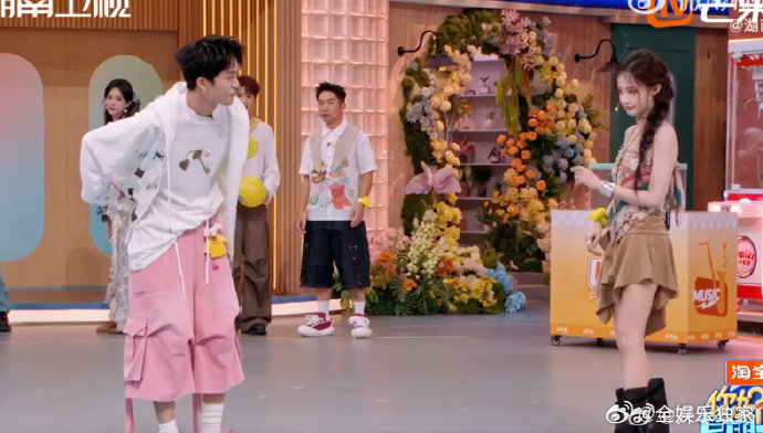 何炅吴泽林全是错过梗的恐慌 看着李一桐和黄子弘凡的精彩演绎，何炅与吴泽林慌到手足