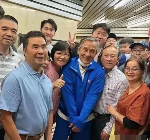 成龙从大哥变成了成龙大爷，感叹岁月无情啊！这几年成龙大哥老的太快了，头发花白、老