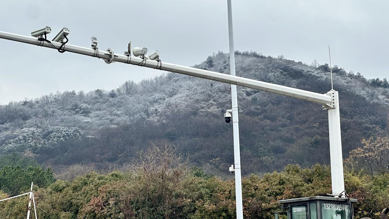 ❄️ 新岁启封，初雪赴约 ❄️
2026的第一缕晨光，撞进了漫天飞絮的温柔里。