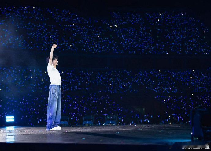 周深靠用力地鞠躬把眼泪甩掉岁月不改他的柔软本心！《地球没有你》作为结尾曲，周深难