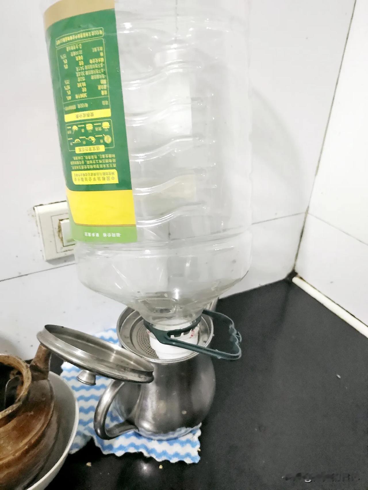节约一点那么不好吗？油桶用完了，让它倒放过来滴油有错吗？

家里炒菜的油桶，每次