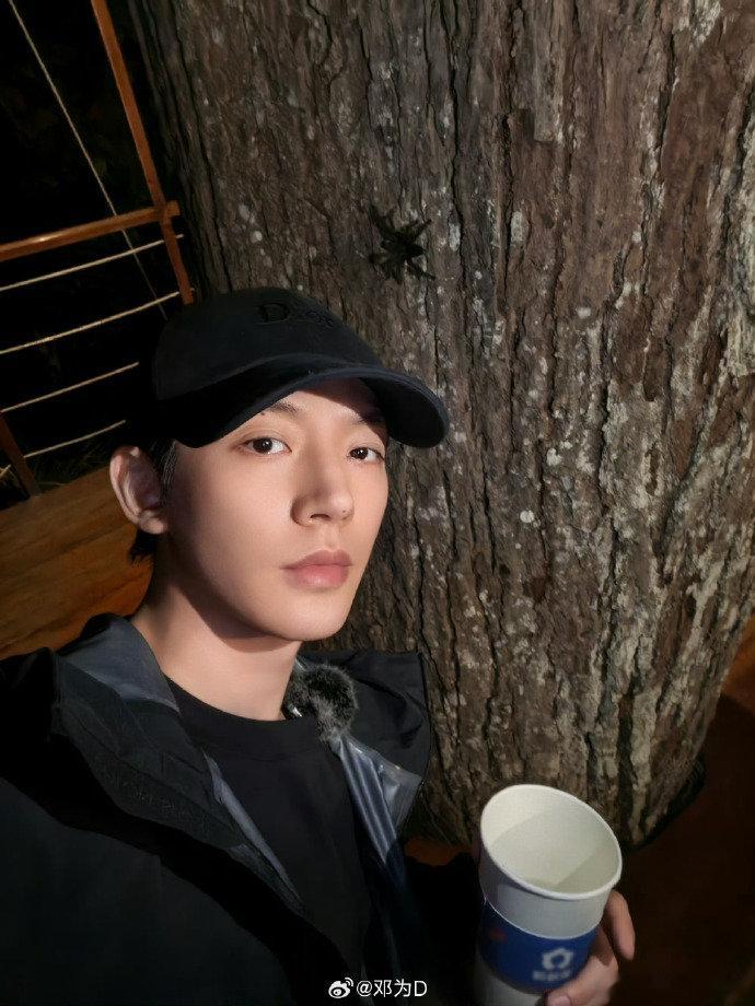 邓为一看手机真的天塌了花儿与少年邓为的可爱小乌龙，看完手机才意识到没给狗打码，慌