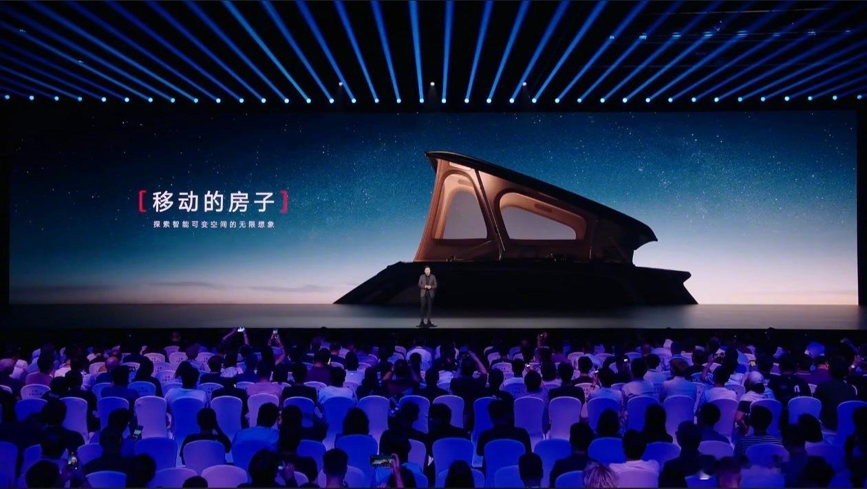 小米澎程升降顶舱大V聊车 已经是有想象过在车内站直，现在真的实现了[允悲][允悲