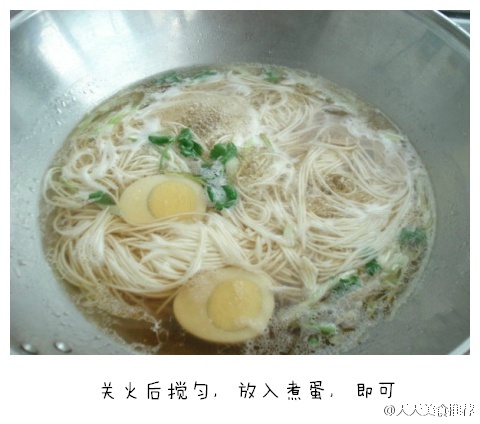 【家常清汤挂面】清澈的汤底,清爽的口感，简简单单的做法，却能给你满满的温暖。加一