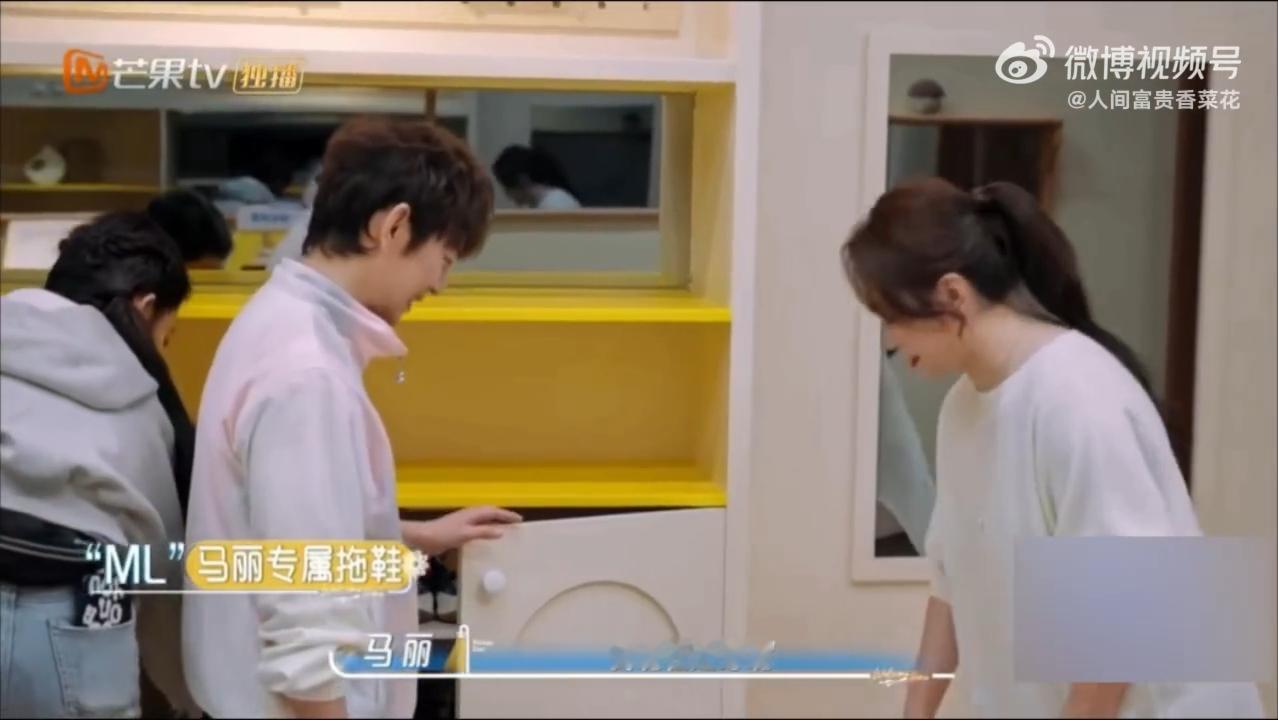 何炅送给马丽的拖鞋现在还在穿马丽还在穿向往的生活里的拖鞋之前马丽上节目的时候何老