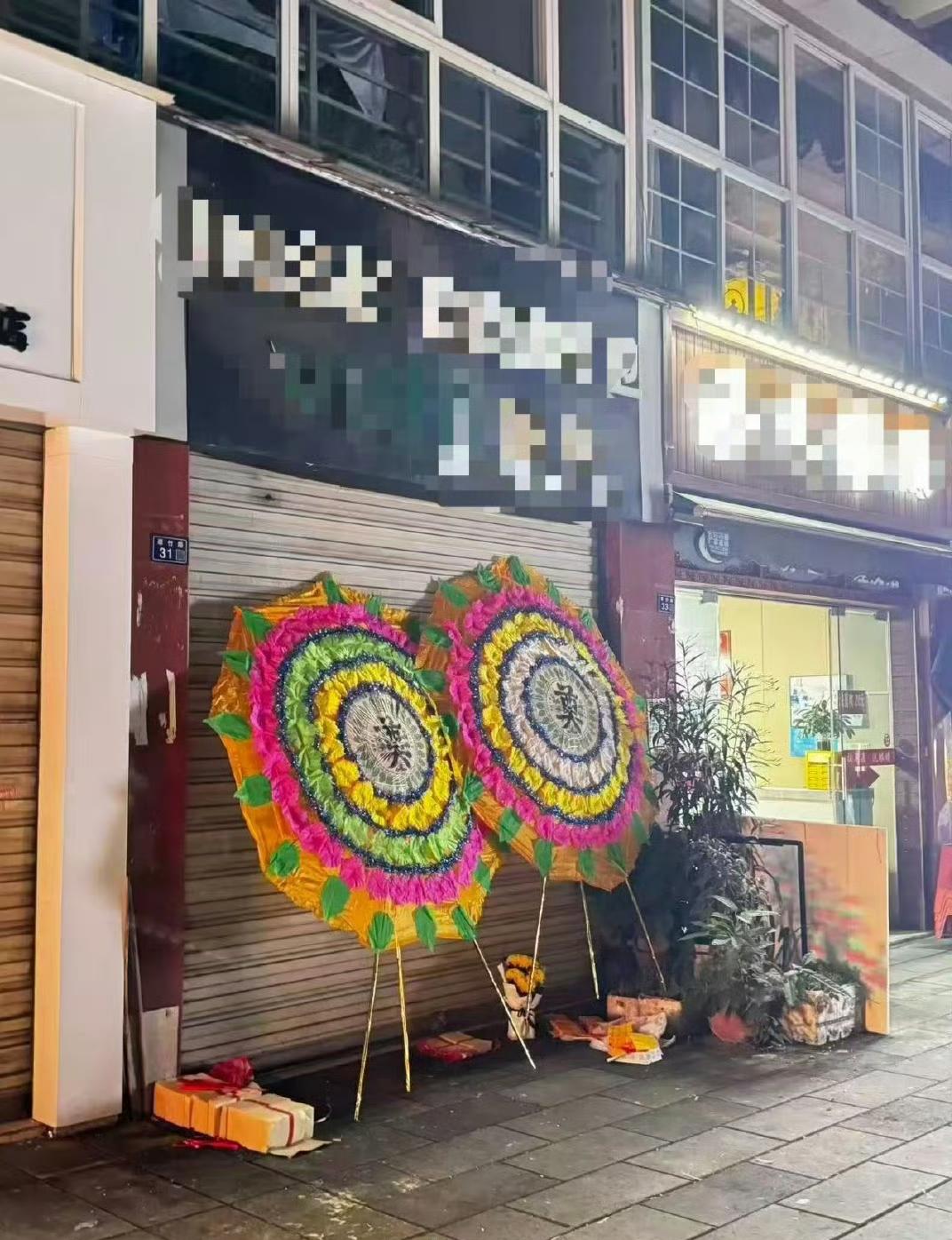 强烈谴责动保分子以爱狗之名借机闹事。
事发成都，流浪狗把店主养的鸡咬死，店主驱赶